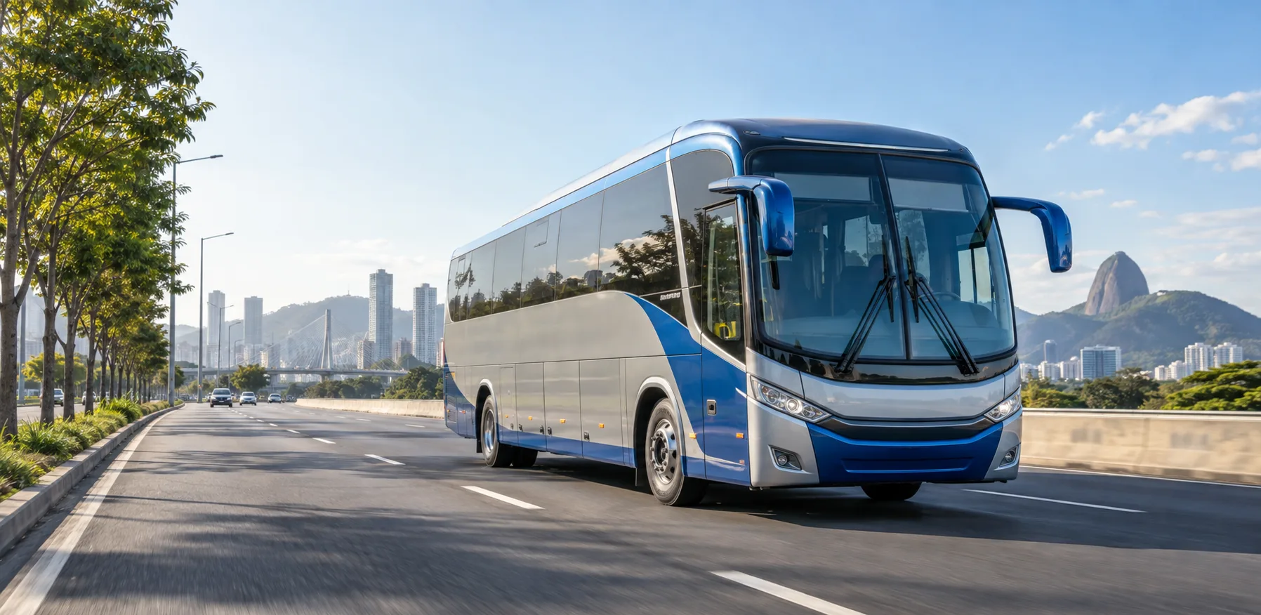 Ônibus de passageiros circulando em uma avenida brasileira