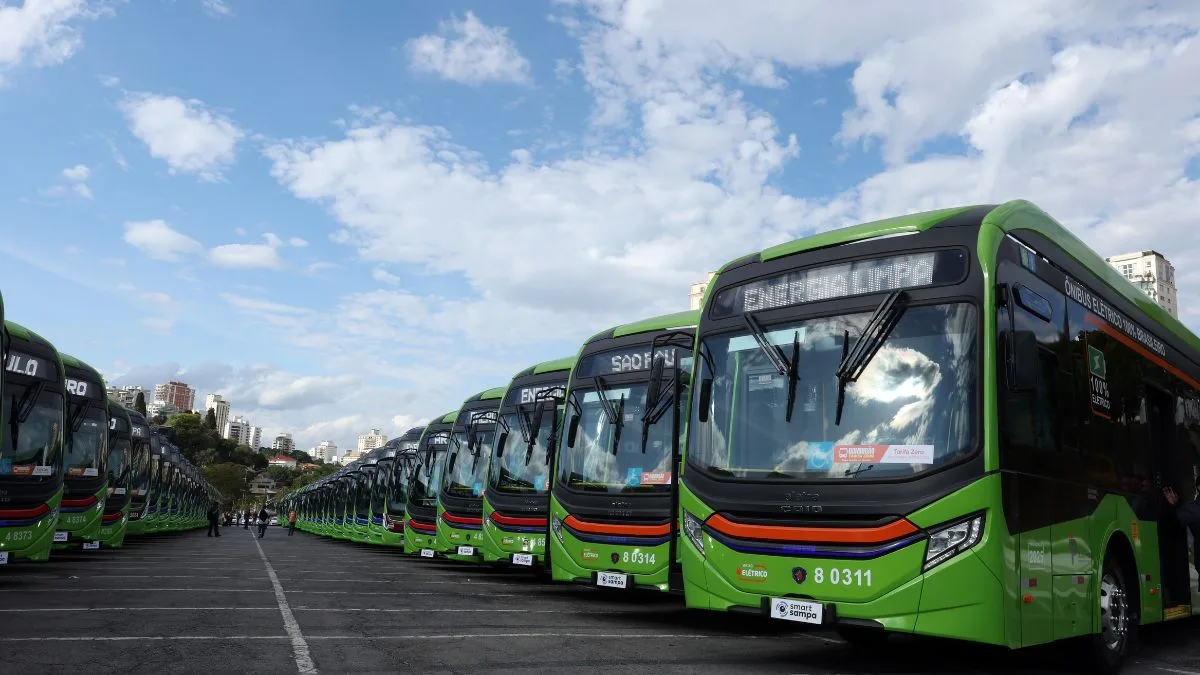 Frota de ônibus elétricos verdes estacionada em São Paulo