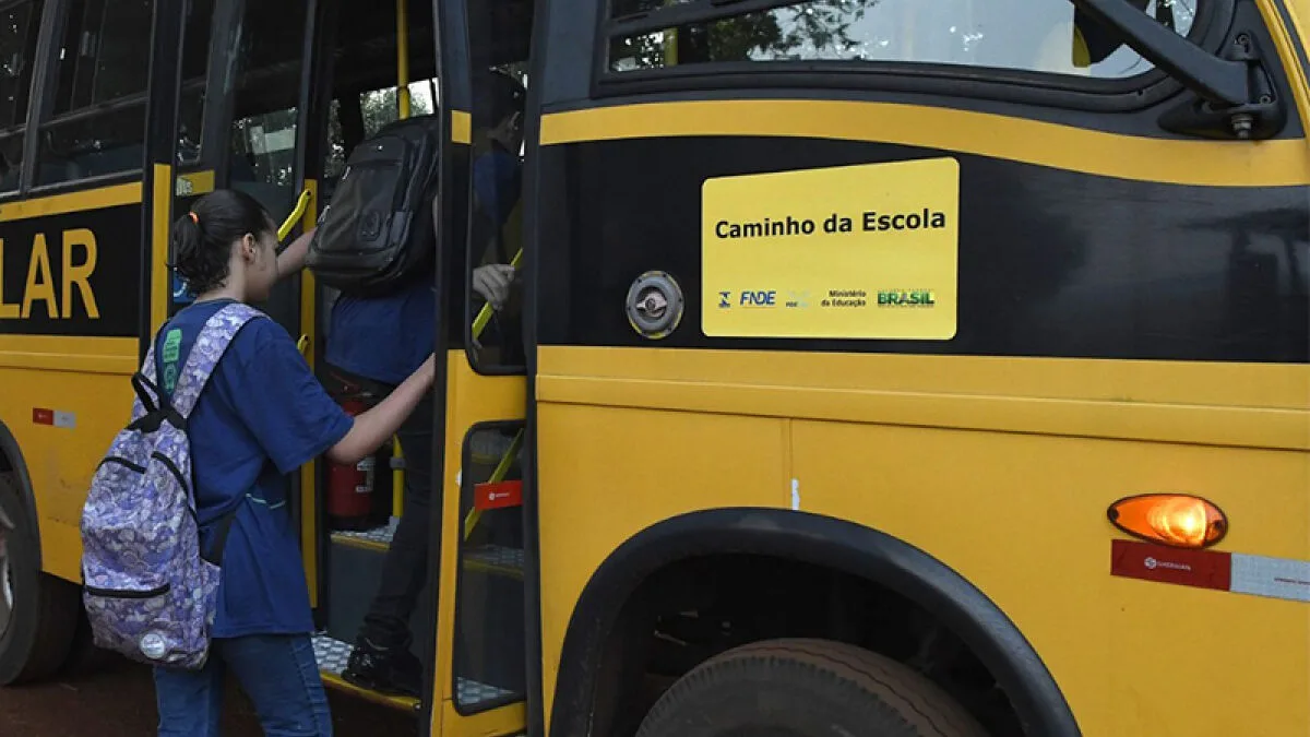Estudante embarca em ônibus do programa Caminho da Escola