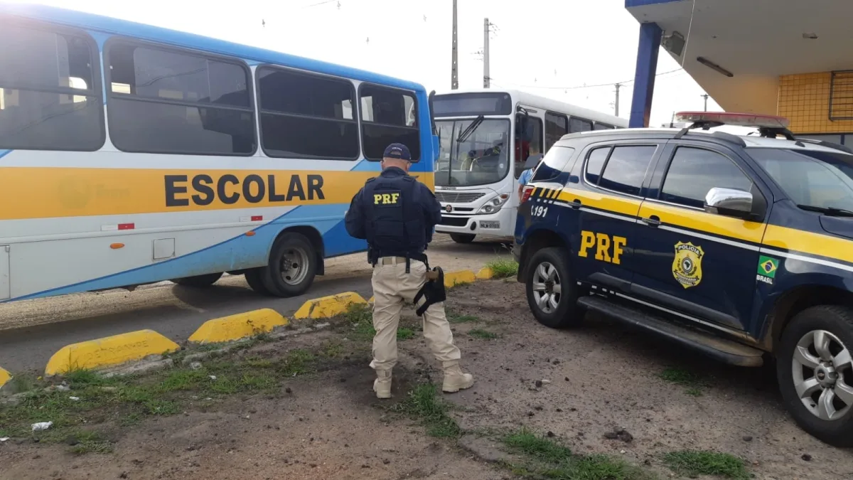 Agente da PRF fiscaliza ônibus de transporte escolar
