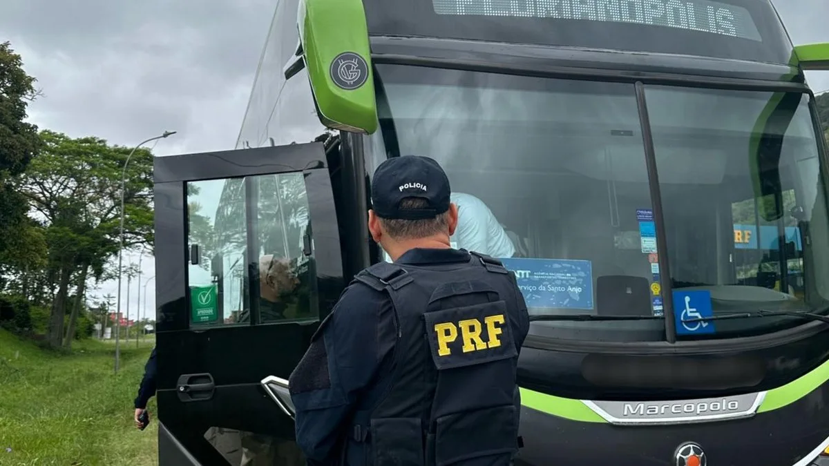 Agente da PRF fiscaliza ônibus de transporte de passageiros