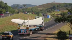 Caminhão transporta pá eólica de grande dimensão na BR 324, na Bahia