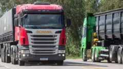 Caminhões circulam em rodovia brasileira
