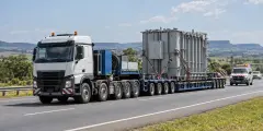 Conjunto transportando carga indivisível de grandes dimensões