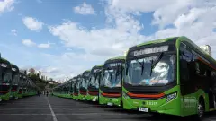 Frota de ônibus elétricos verdes estacionada em São Paulo