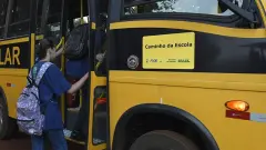 Estudante embarca em ônibus do programa Caminho da Escola