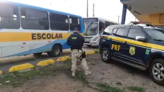 Agente da PRF fiscaliza ônibus de transporte escolar