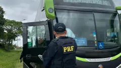 Agente da PRF fiscaliza ônibus de transporte de passageiros